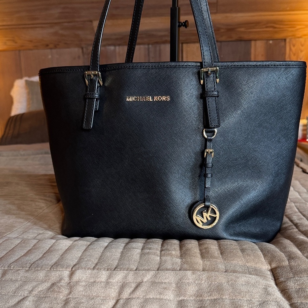 Michael Kors Jet Set Black Leather Tote Bag w/ Gold Logo Charm🌸 - Picture 11 of 12